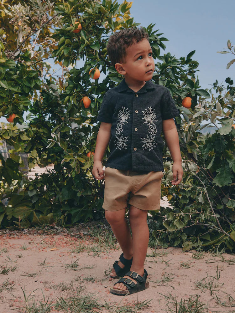 |Boy| Camisa Preta Bordada Com Flores, Manga Curta e Gola Alta