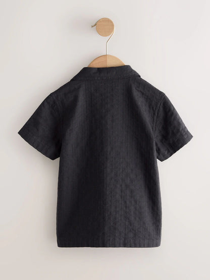 |Boy| Camisa Preta Bordada Com Flores, Manga Curta e Gola Alta