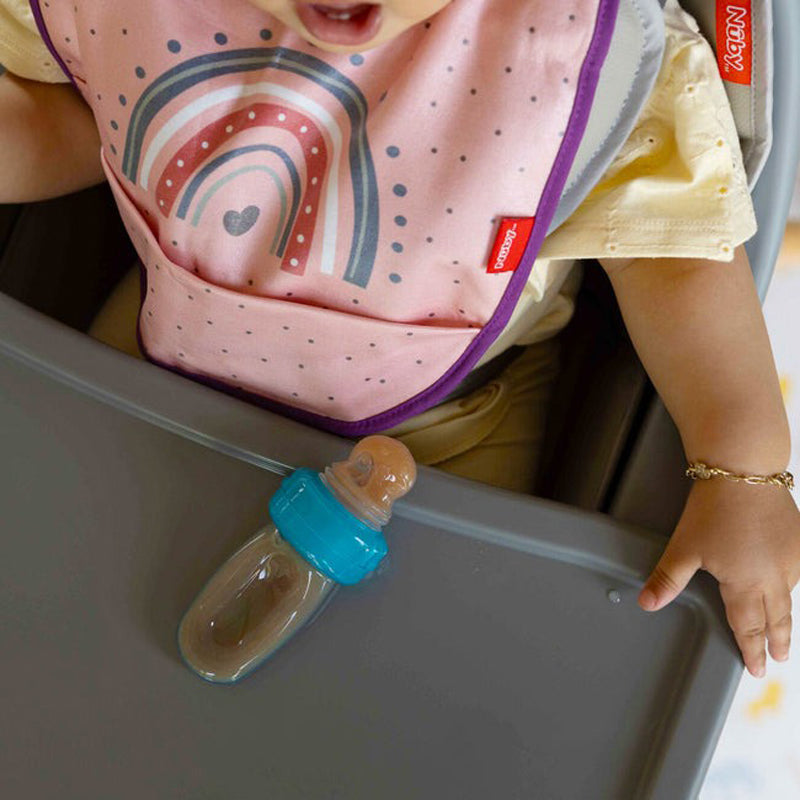 Nuby Ez Squeeze Z Alimentação automática. Silicone macio para as mãozinhas apertarem.