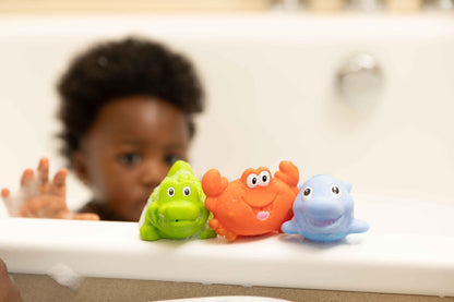Nuby Os brinquedos Squirters esguicham água e flutuam na superfície.