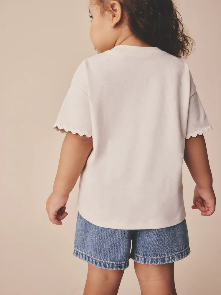 |Girl| Camiseta De Manga Curta Em Tom Cru e Branco Com Detalhes Em Ric Rac (3 meses a 7 anos)