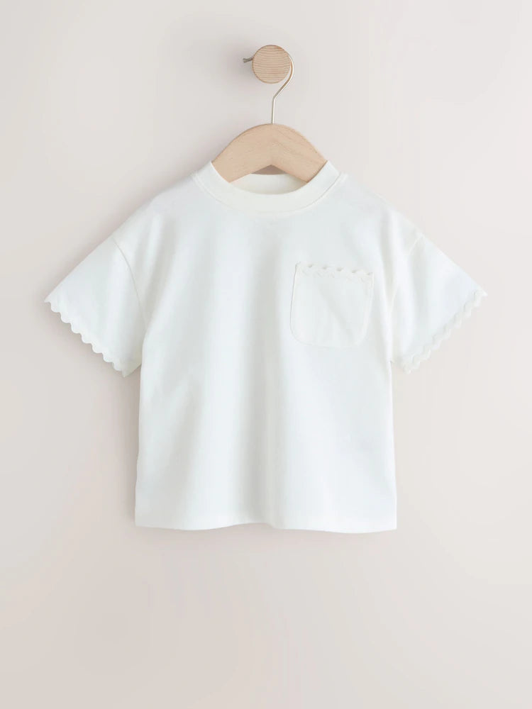 |Girl| Camiseta De Manga Curta Em Tom Cru e Branco Com Detalhes Em Ric Rac (3 meses a 7 anos)