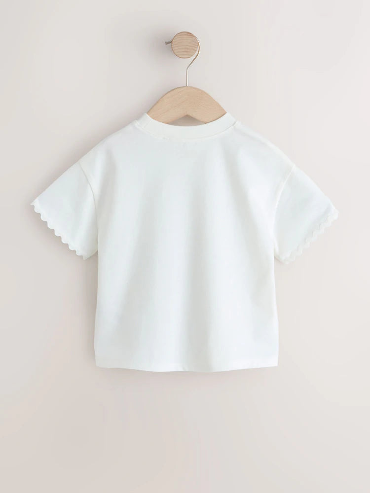 |Girl| Camiseta De Manga Curta Em Tom Cru e Branco Com Detalhes Em Ric Rac (3 meses a 7 anos)