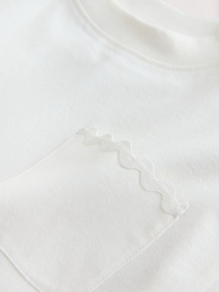 |Girl| Camiseta De Manga Curta Em Tom Cru e Branco Com Detalhes Em Ric Rac (3 meses a 7 anos)