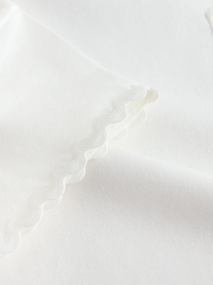 |Girl| Camiseta De Manga Curta Em Tom Cru e Branco Com Detalhes Em Ric Rac (3 meses a 7 anos)
