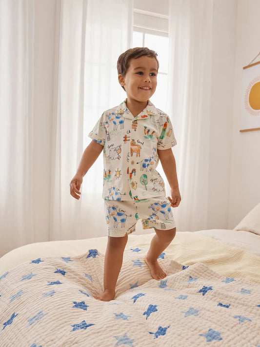 |Boy| Pijama Curto Com Estampa De Fazenda Em Tons De Bege/Amarelo/Azul/Verde Com Um Botão Frontal (9 meses-