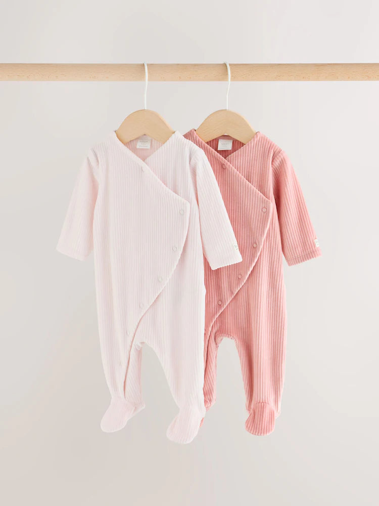 |BabyGirl| Kit Com 2 Macacões De Bebê Em Veludo Com Coração Rosa e Zíper Bidirecional