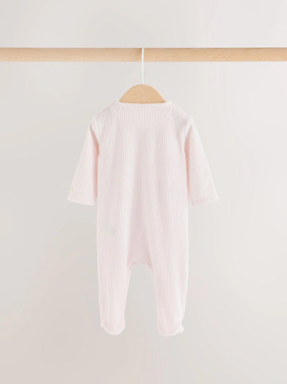 |BabyGirl| Kit Com 2 Macacões De Bebê Em Veludo Com Coração Rosa e Zíper Bidirecional