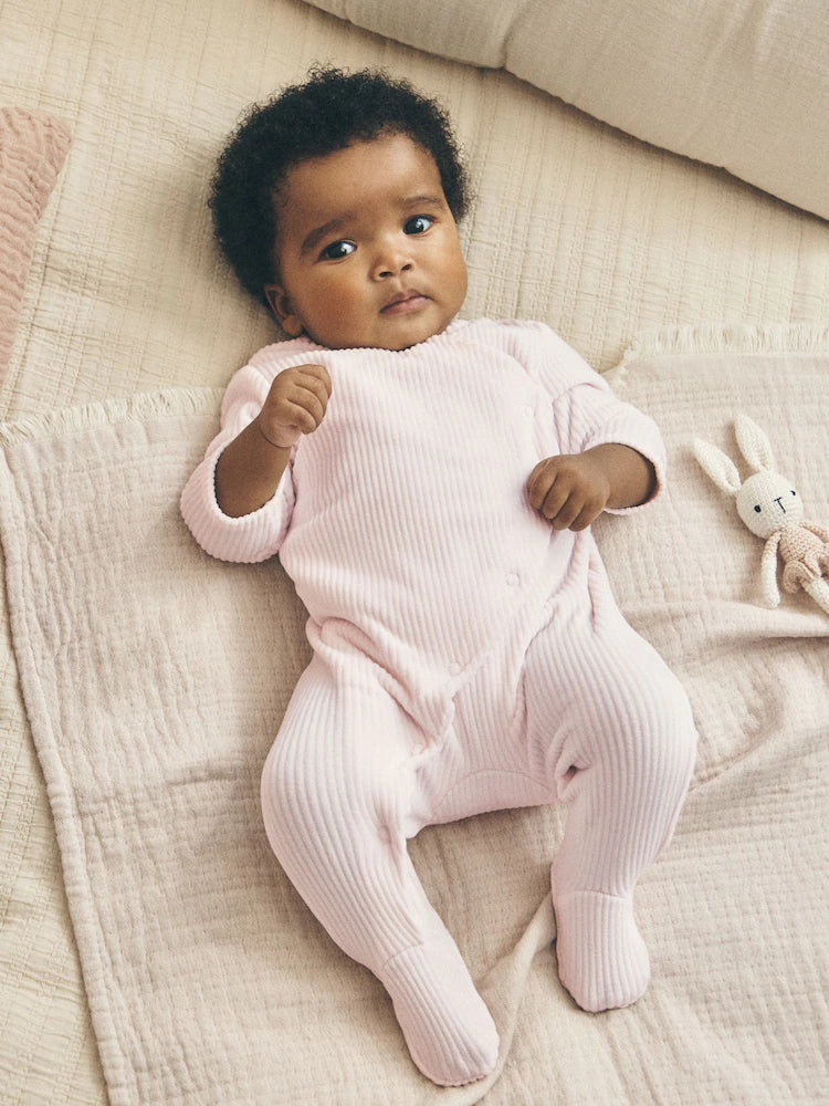 |BabyGirl| Kit Com 2 Macacões De Bebê Em Veludo Com Coração Rosa e Zíper Bidirecional