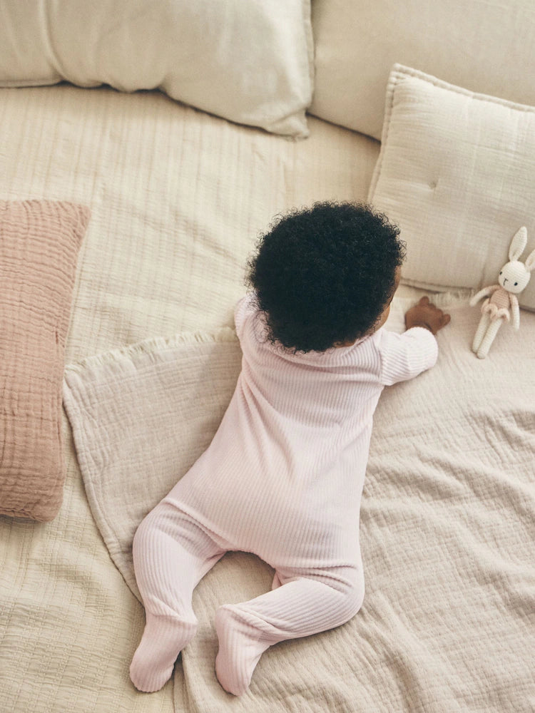 |BabyGirl| Kit Com 2 Macacões De Bebê Em Veludo Com Coração Rosa e Zíper Bidirecional