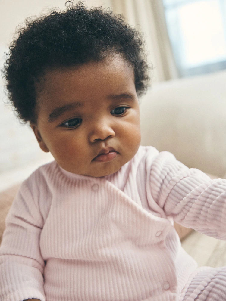 |BabyGirl| Kit Com 2 Macacões De Bebê Em Veludo Com Coração Rosa e Zíper Bidirecional