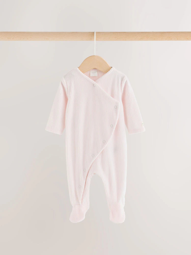 |BabyGirl| Kit Com 2 Macacões De Bebê Em Veludo Com Coração Rosa e Zíper Bidirecional