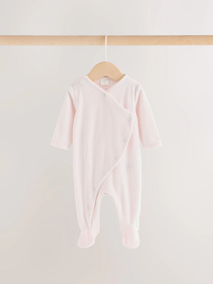 |BabyGirl| Kit Com 2 Macacões De Bebê Em Veludo Com Coração Rosa e Zíper Bidirecional