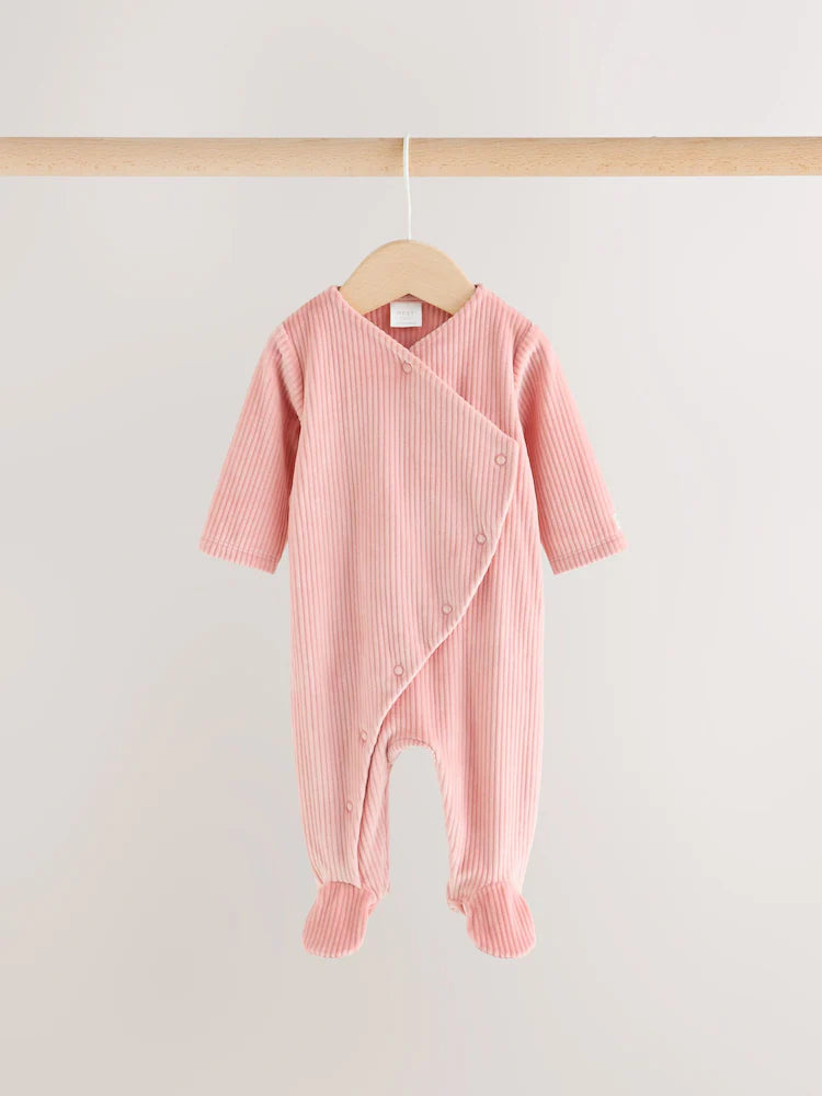 |BabyGirl| Kit Com 2 Macacões De Bebê Em Veludo Com Coração Rosa e Zíper Bidirecional