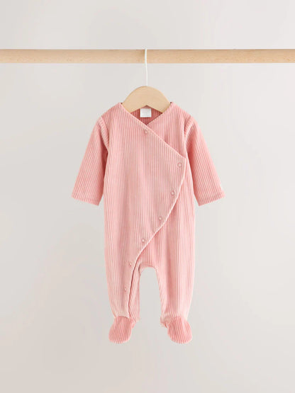 |BabyGirl| Kit Com 2 Macacões De Bebê Em Veludo Com Coração Rosa e Zíper Bidirecional
