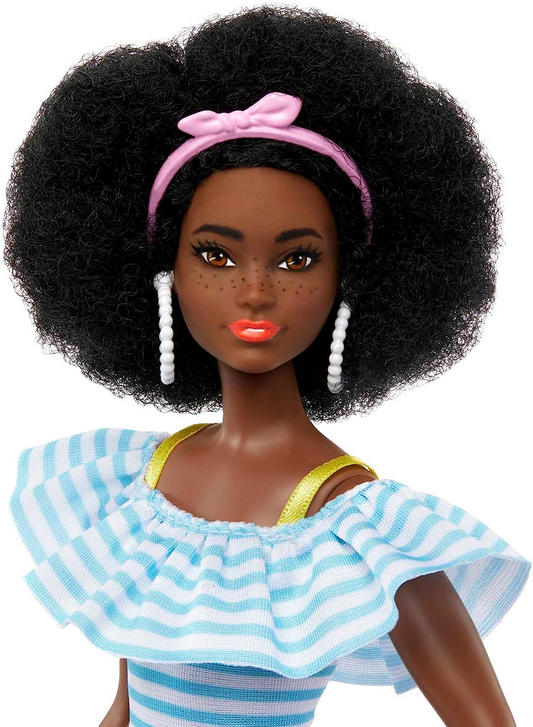 Muñeca Barbie con patines, atuendos a la moda con accesorios para contar historias y perro, peinado afro natural, HPL77