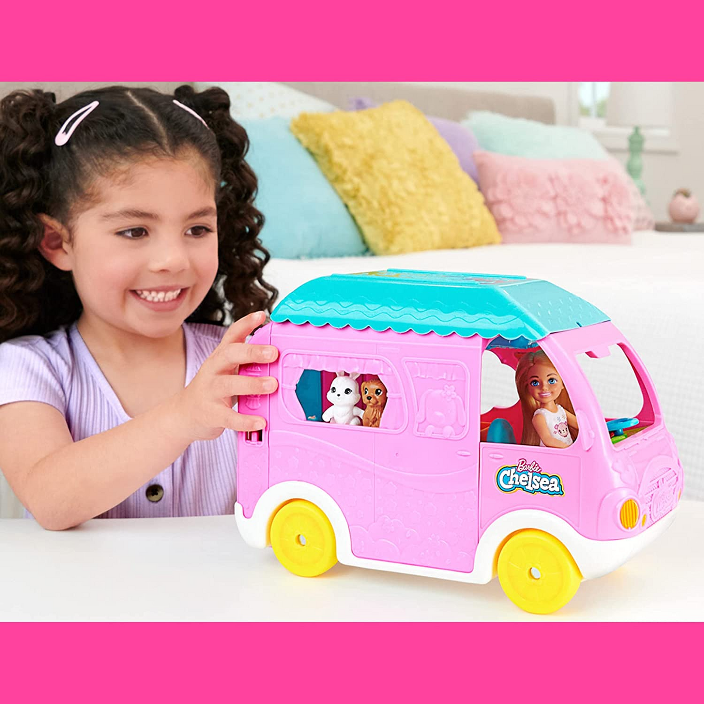 Barbie Camper, Chelsea 2 em 1 Playset com boneca pequena, 2 animais de estimação e 15 acessórios, veículo se transforma em acampamento, HNH90