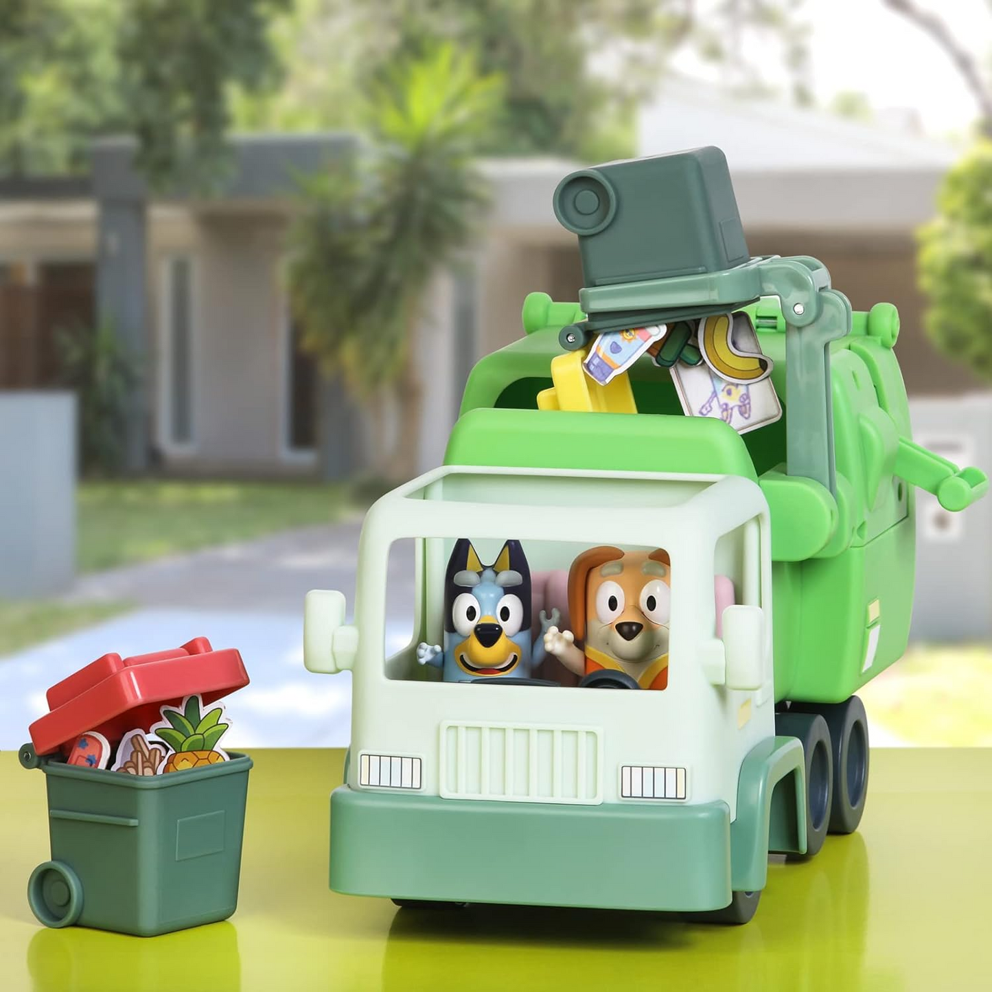 Bluey Conjunto de brinquedo para caminhão de lixo com duas figuras de ação de personagens colecionáveis oficiais de 2,5"-3", Bluey com o homem da lixeira e 2 acessórios para lixeira