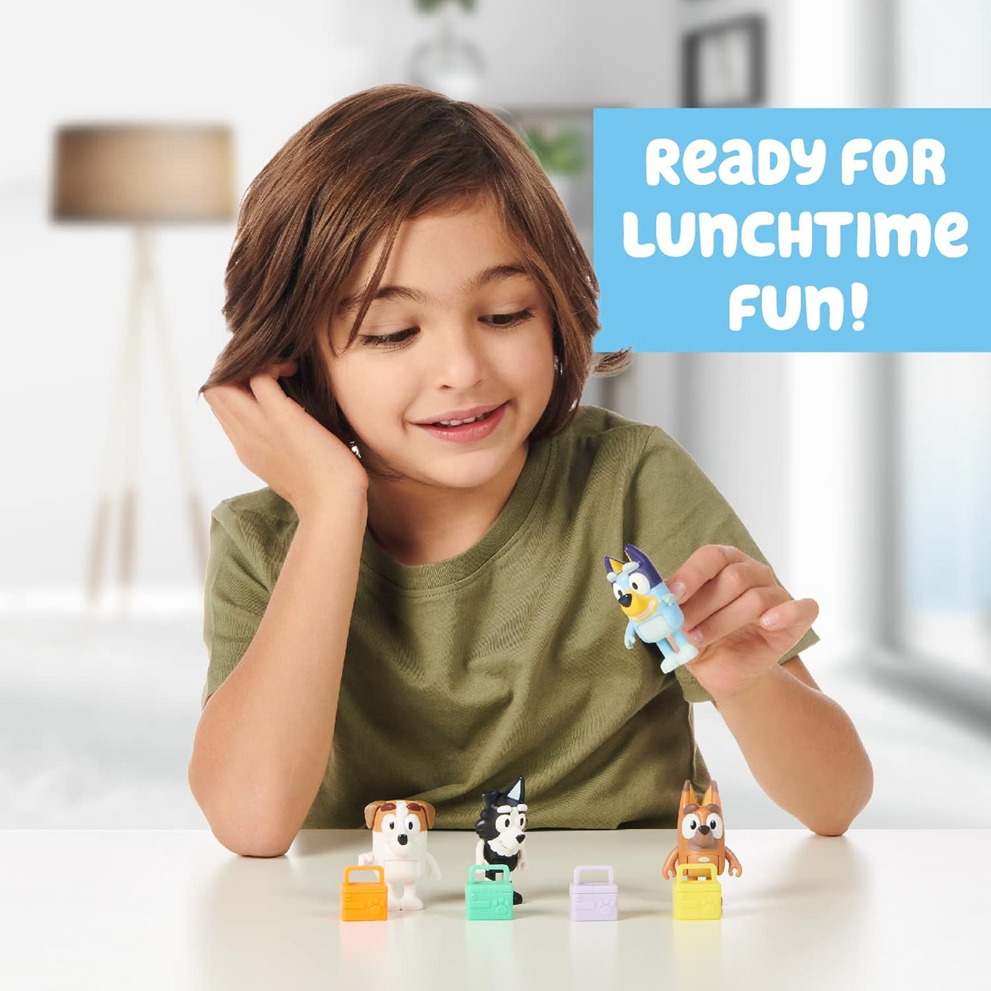 Bluey Pack de 4 compañeros de colegio; Figuras de acción coleccionables oficiales de Bluey de 2,5 a 3 pulgadas que incluyen a Jack, Pretzel y Mackenzie con sus propios accesorios para lonchera.