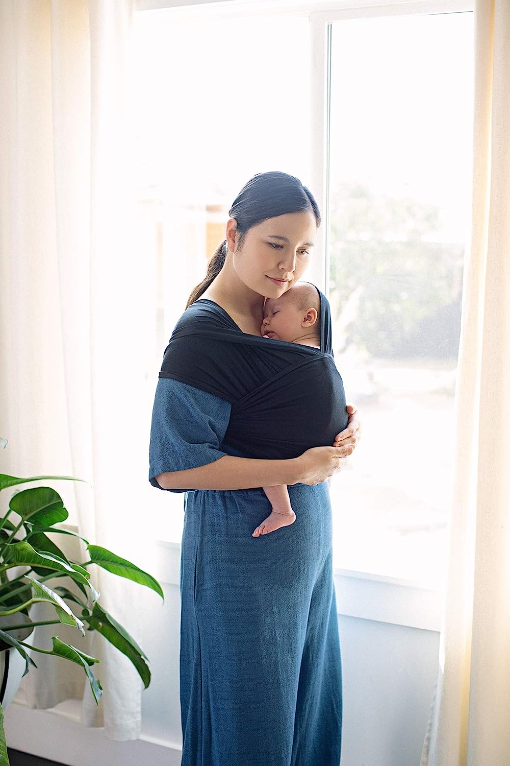 Ergobaby  Aura Baby Wrap Carrier & Sling para recém-nascidos até crianças até 11kg (0-3 anos), 100% viscose, conforto e elasticidade com bolso de armazenamento embutido, índigo