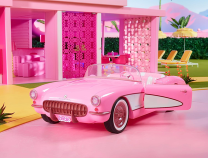 Barbie O Filme, Corvette conversível de inspiração vintage com pneus de parede branca e porta-malas, colecionável, HPK02
