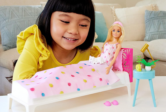 Barbie Playset de boneca e quarto, mobília da Barbie e mais de 20 acessórios para contar histórias, incluindo robe e gatinho, HPT55