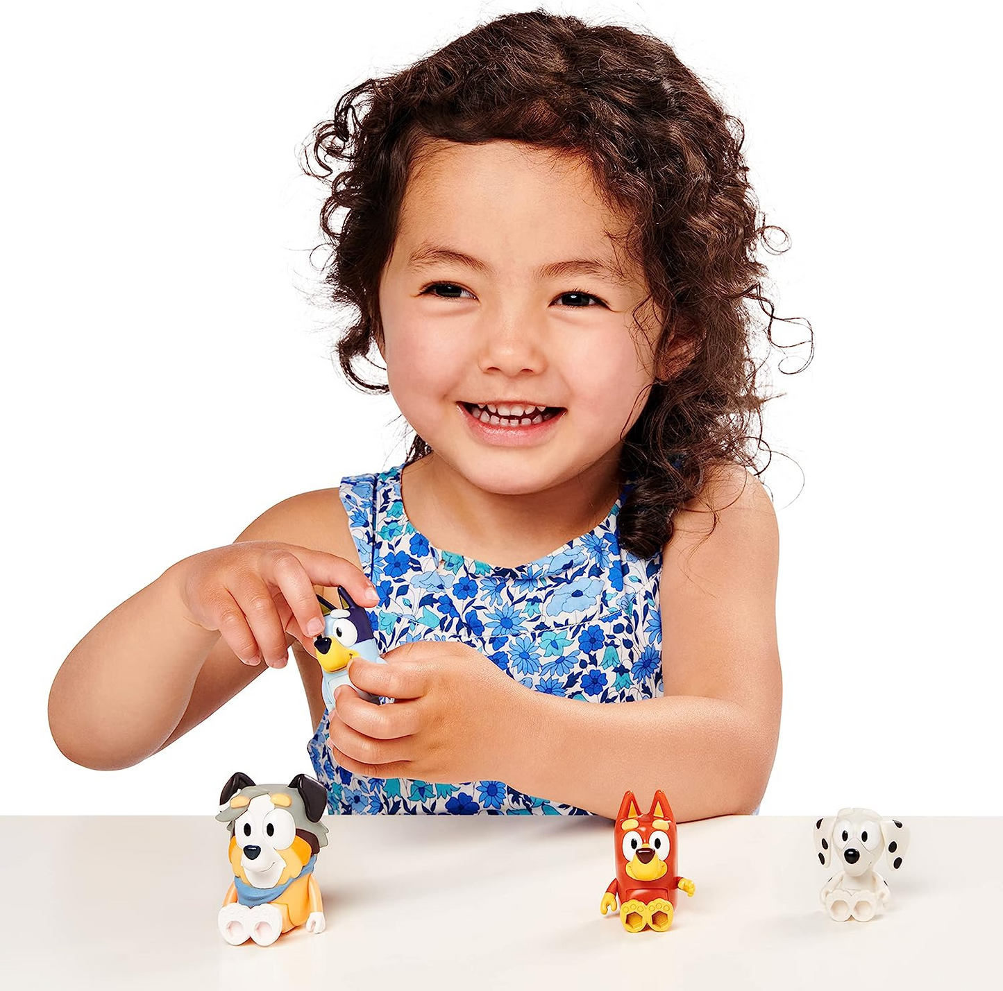 Bluey Pack de 4 compañeros de colegio; Figuras de acción coleccionables oficiales de Bluey de 2,5 a 3 pulgadas que incluyen a Jack, Pretzel y Mackenzie con sus propios accesorios para lonchera.