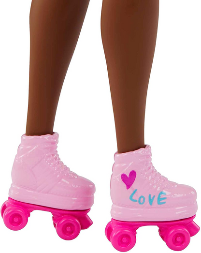 Barbie Boneca com patins, roupas da moda com acessórios para contar histórias e cachorrinho de estimação, penteado afro natural, HPL77