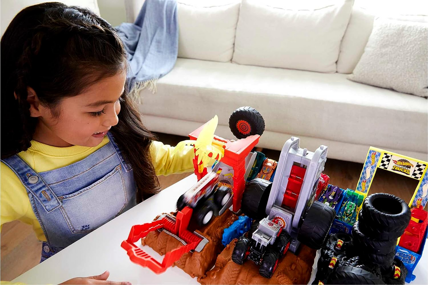 Hot Wheels Monster Trucks Arena Smashers Playset de desafio de colisão de incêndio com 5 alarmes com caminhão de brinquedo de 5 alarmes e 1 carro esmagável, HNB90