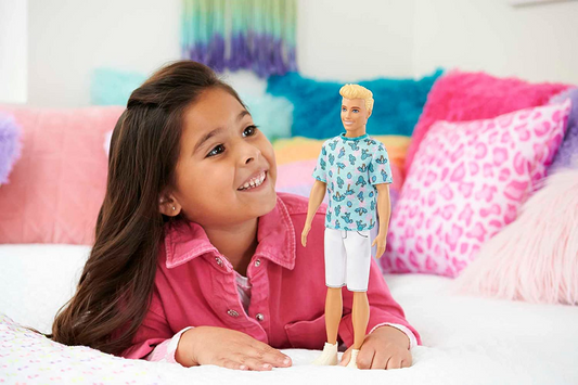 Barbie Fashionistas Ken Doll #211 con cabello rubio, camiseta Cactus y pantalones cortos blancos con zapatillas deportivas, HJT10
