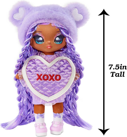 Na! Na! Na! Surprise 581314C3 Sweetest Heart Series Eva Evermore Boneca de pelúcia macia com cabelo roxo, vestido em formato de coração e escova para colecionar, ótimo presente para crianças a partir de 5 anos