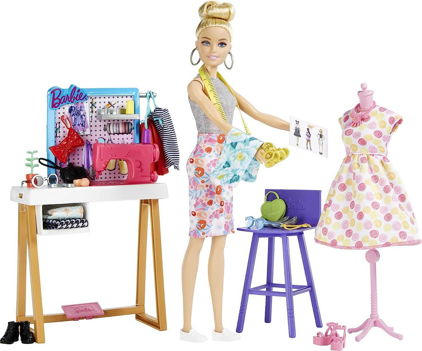 Barbie  Boneca de designer de moda (30,40 cm) e estúdio, design para mais de 25 anos e acessórios de moda, escrivaninha de design, cadeira, máquina de costura, amostras de tecido, manequim e mais, a partir de 3 anos - HDY90