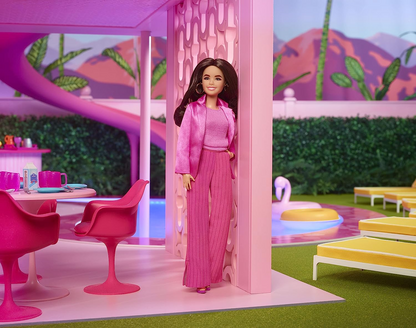 Barbie The Movie Doll, Gloria Collectible Vestindo terninho rosa Power de três peças com saltos de tiras e brincos dourados, HPJ98