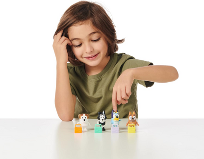 Bluey Pack de 4 compañeros de colegio; Figuras de acción coleccionables oficiales de Bluey de 2,5 a 3 pulgadas que incluyen a Jack, Pretzel y Mackenzie con sus propios accesorios para lonchera.