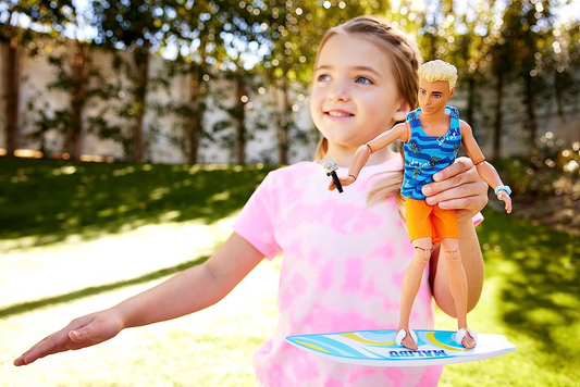 Muñeca Barbie Ken con tabla de surf y perro, posible muñeca Barbie Ken de playa rubia con accesorios temáticos como toalla, HPT50