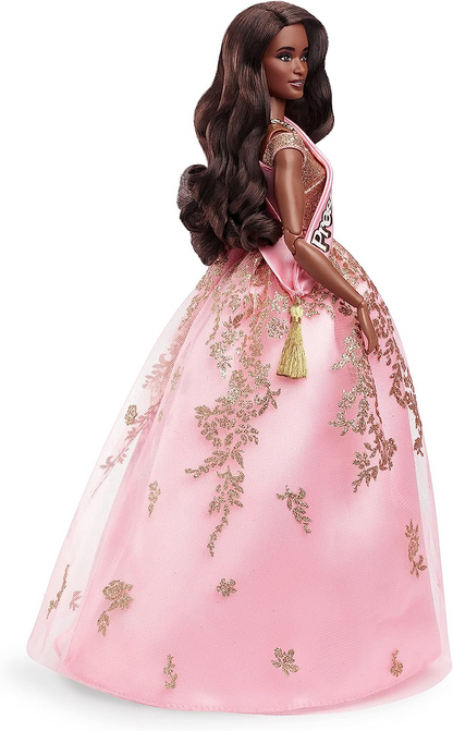 Barbie O Filme, presidente Barbie colecionável usando vestido rosa brilhante e dourado com faixa, HPK05