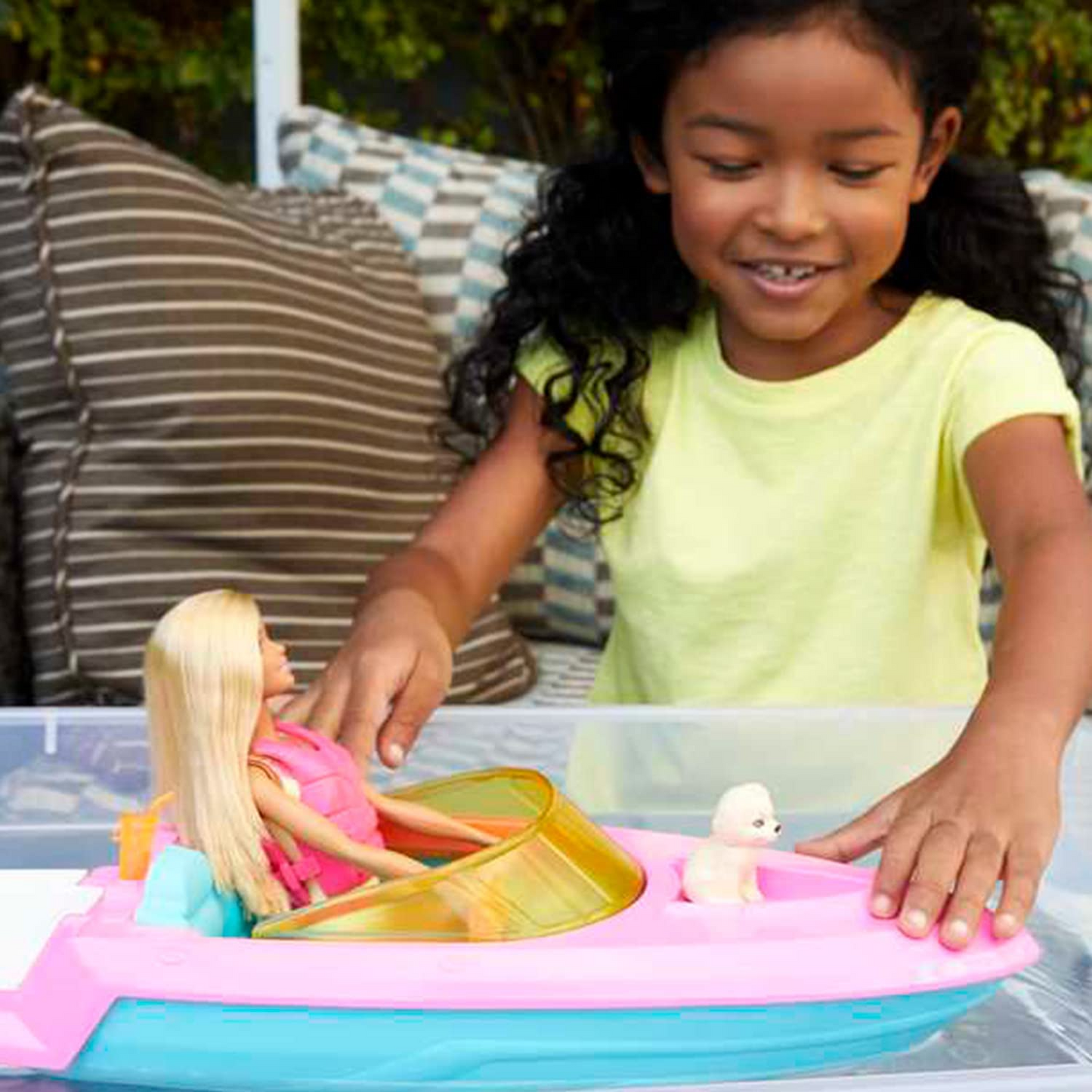 Barbie Playset de boneca e barco com cachorrinho de estimação, colete salva-vidas e acessórios, cabe 3 bonecas e flutua na água, presente para crianças de 3 a 7 anos - GRG30