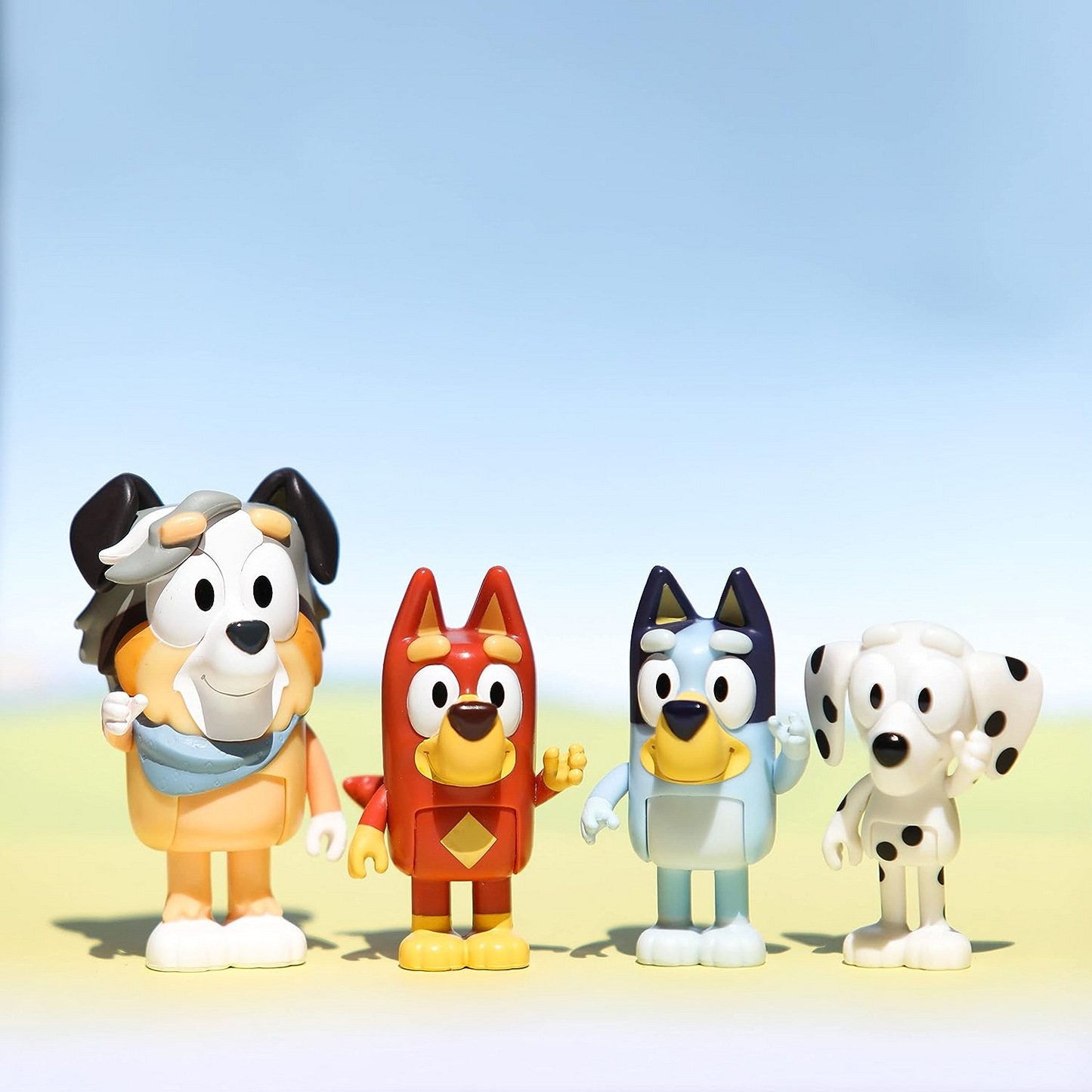 Bluey Pack de 4 compañeros de colegio; Figuras de acción coleccionables oficiales de Bluey de 2,5 a 3 pulgadas que incluyen a Jack, Pretzel y Mackenzie con sus propios accesorios para lonchera.