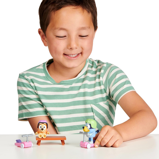 Bluey Conjunto de jogos divertidos de scooter: figuras de ação articuladas de 6 cm de Bluey e bingo com 2 scooters, 2 capacetes e brinquedo colecionável oficial de banco