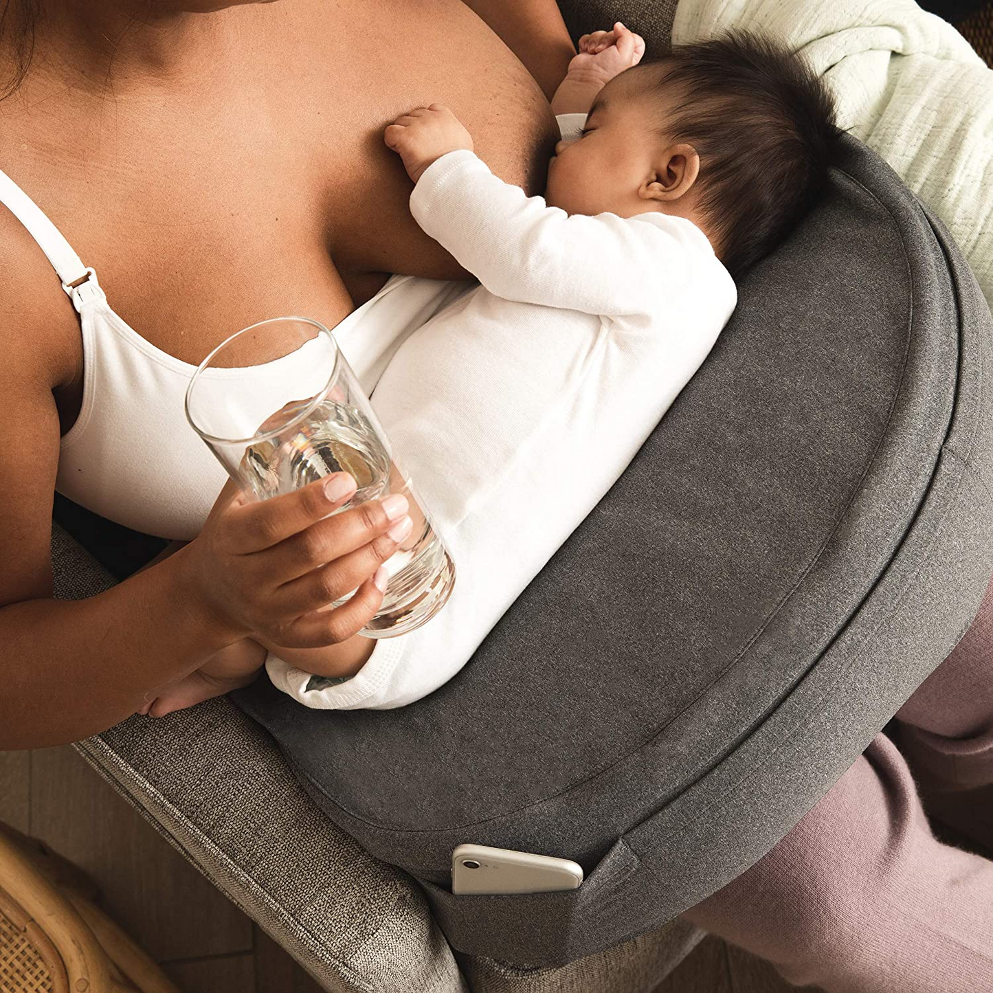 Frida Mom Travesseiro de amamentação ajustável - Travesseiro de amamentação personalizável para mamãe + conforto do bebê com suporte para as costas, alça ajustável ao redor da cintura, bolsos para alívio do calor