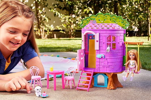 Barbie Chelsea Barbie Doll and Treehouse Playset con mascota cachorro, casa de muñecas incluye muebles y tobogán de Barbie la película, 10 y más accesorios, HPL70