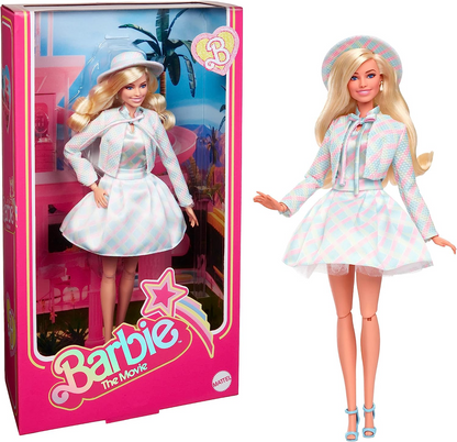 Barbie  O Filme, Margot Robbie como Barbie Vestindo Conjunto Azul Xadrez Combinando com Chapéu e Jaqueta Combinando, HRF26