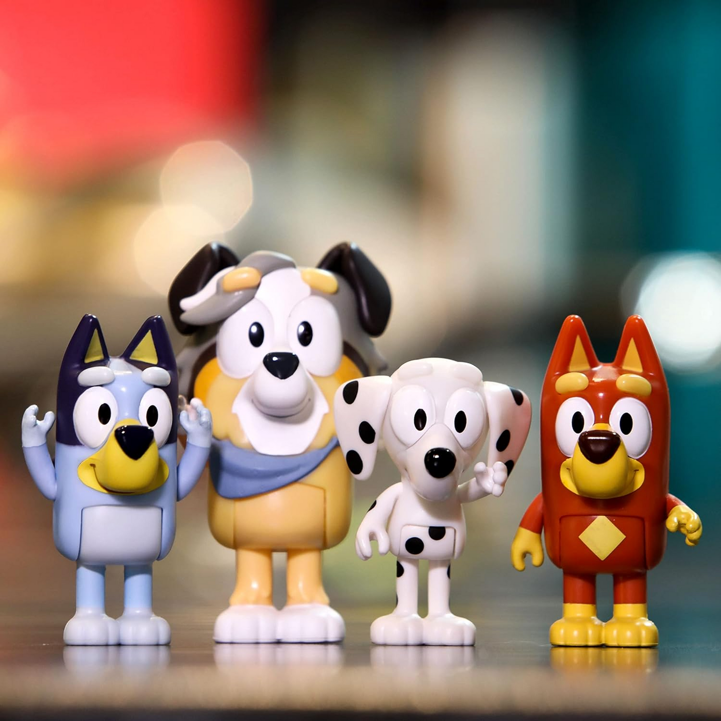 Bluey Pack de 4 compañeros de colegio; Figuras de acción coleccionables oficiales de Bluey de 2,5 a 3 pulgadas que incluyen a Jack, Pretzel y Mackenzie con sus propios accesorios para lonchera.