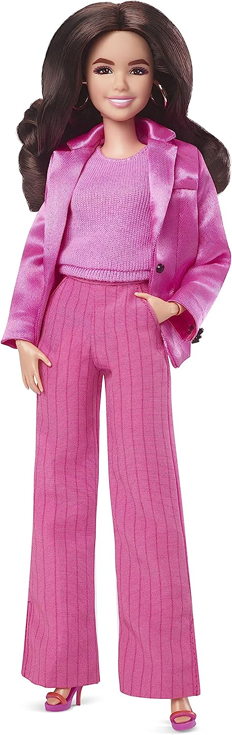 Barbie The Movie Doll, Gloria Collectible Vestindo terninho rosa Power de três peças com saltos de tiras e brincos dourados, HPJ98