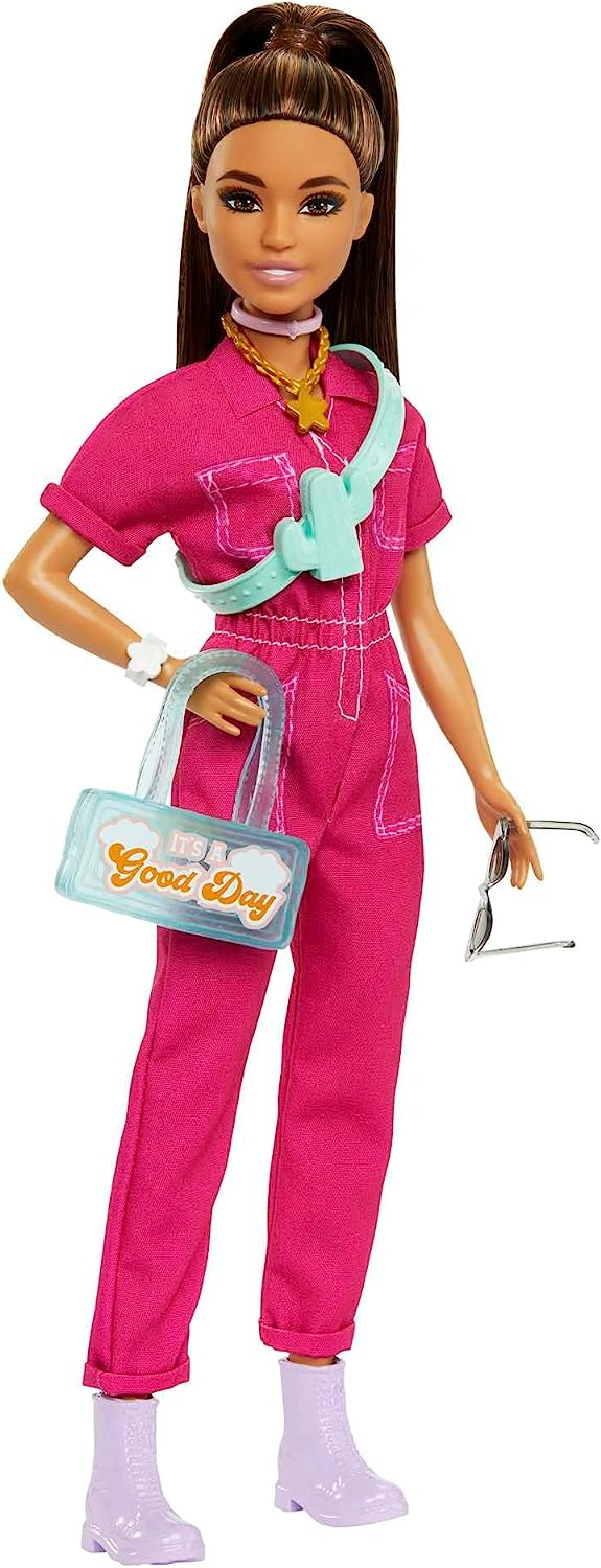 Barbie Boneca em macacão rosa moderno com acessórios para contar histórias e cachorrinho de estimação, cabelo castanho em rabo de cavalo alto, HPL76