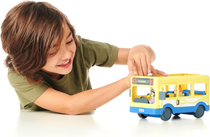 Bluey Conjunto de brinquedos para veículos Town Bus e pacote de figuras oficiais, com duas figuras de ação colecionáveis Bluey e Bingo de 2,5-3" e passe de ônibus