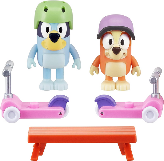 Bluey Scooter Fun Play Set: Figuras de acción articuladas de 6 cm de Bluey y bingo con 2 scooters, 2 cascos y juguete coleccionable oficial del banco