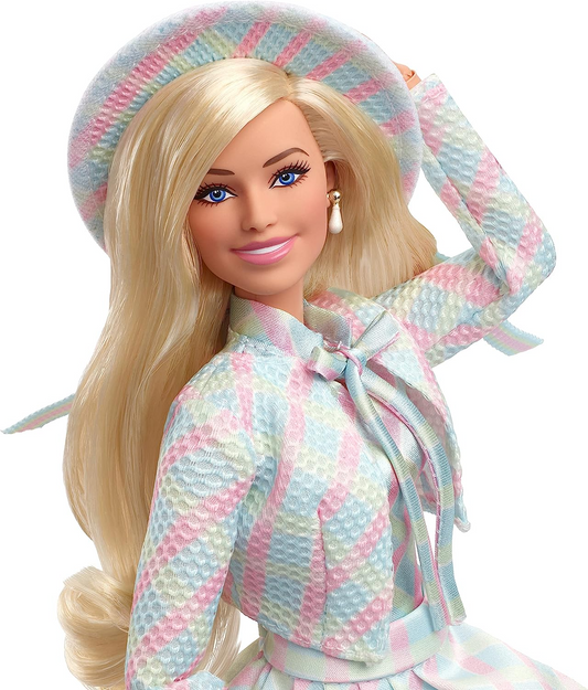 Barbie La Película, Margot Robbie como Barbie con conjunto de cuadros azules con sombrero y chaqueta a juego, HRF26