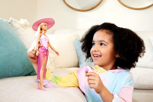 Muñeca Barbie con traje de baño rosa y blanco, sombrero para el sol, bolso de playa y accesorios, HPL73