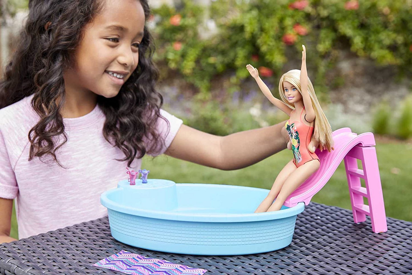 Barbie Boneca, loira de 11,5 polegadas, jogo de piscina com escorregador e acessórios, presente para crianças de 3 a 7 anos, GHL91
